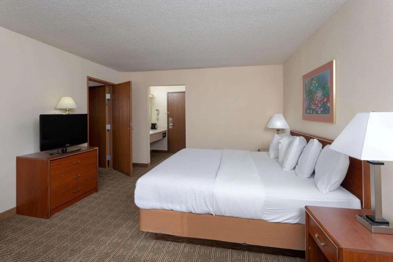 Norwood Inn & Suites Indianapolis East Post Drive Extérieur photo