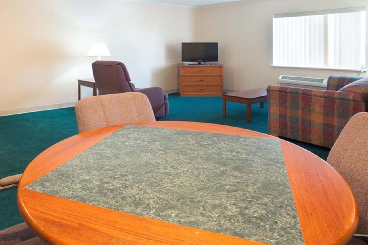 Norwood Inn & Suites Indianapolis East Post Drive Extérieur photo