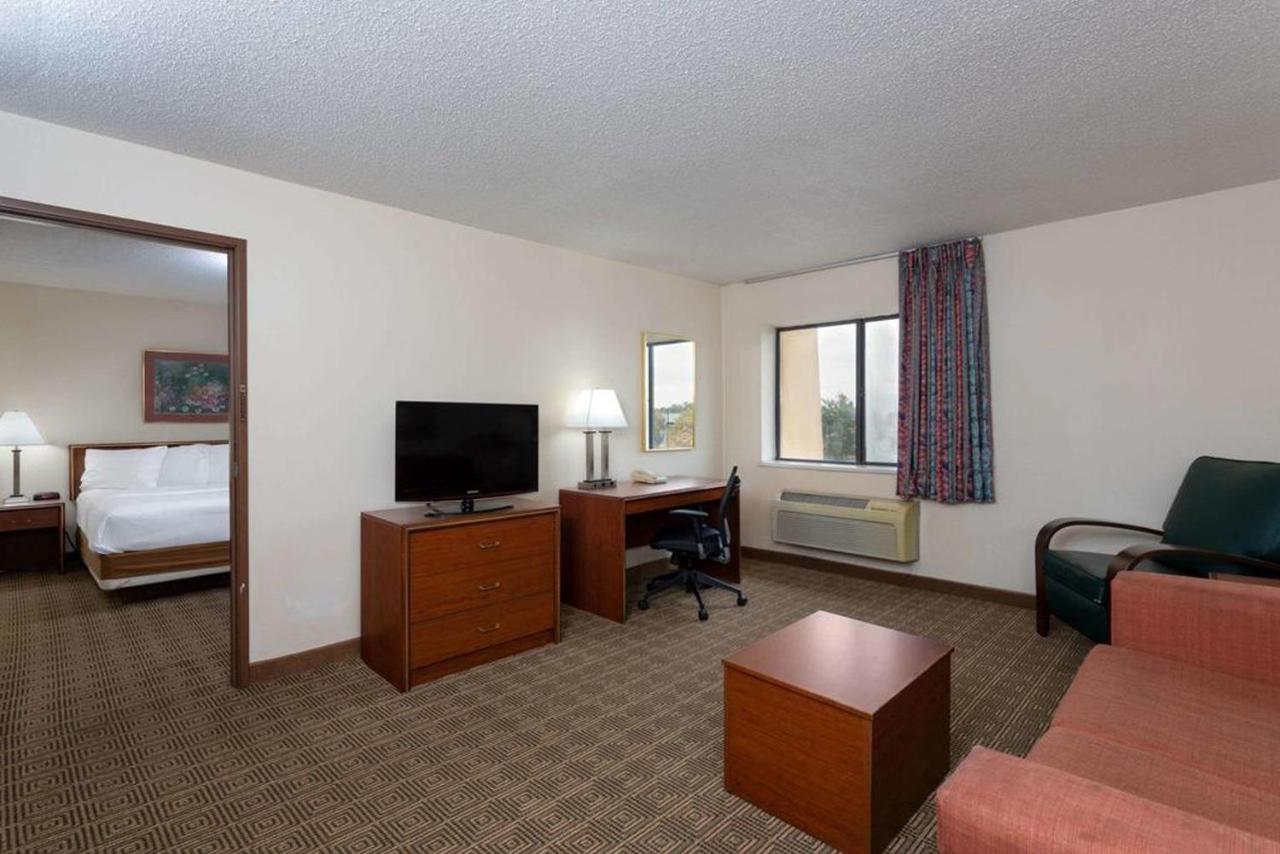 Norwood Inn & Suites Indianapolis East Post Drive Extérieur photo