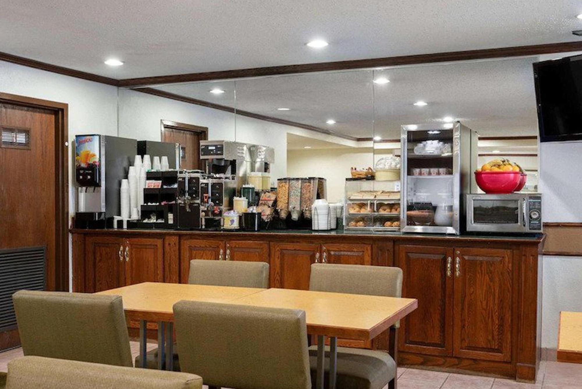 Norwood Inn & Suites Indianapolis East Post Drive Extérieur photo
