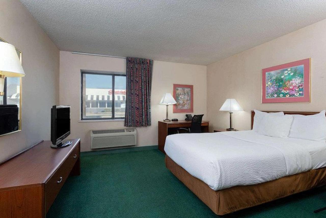 Norwood Inn & Suites Indianapolis East Post Drive Extérieur photo